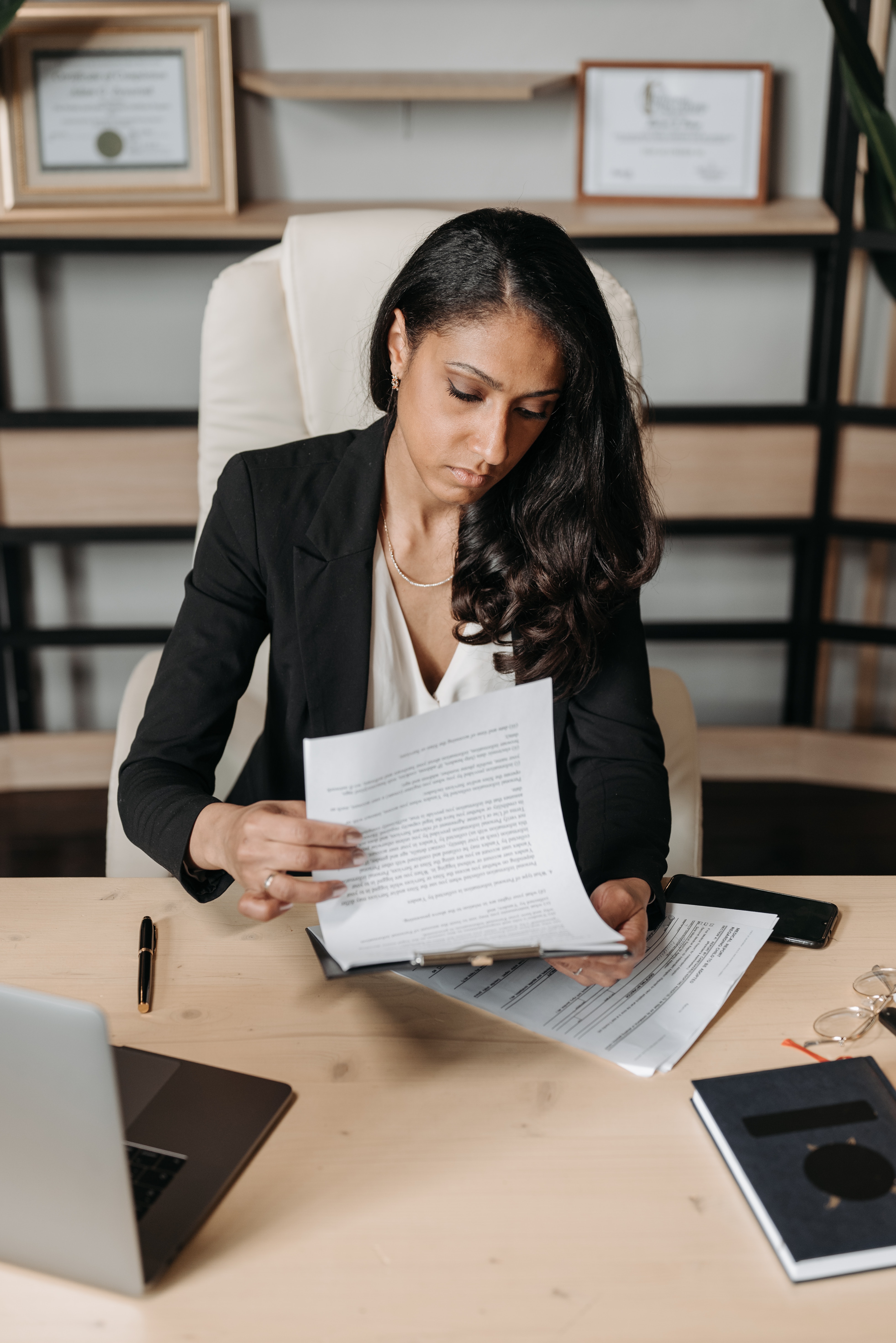 Femme au travail regardant des papiers d'assurances collectives